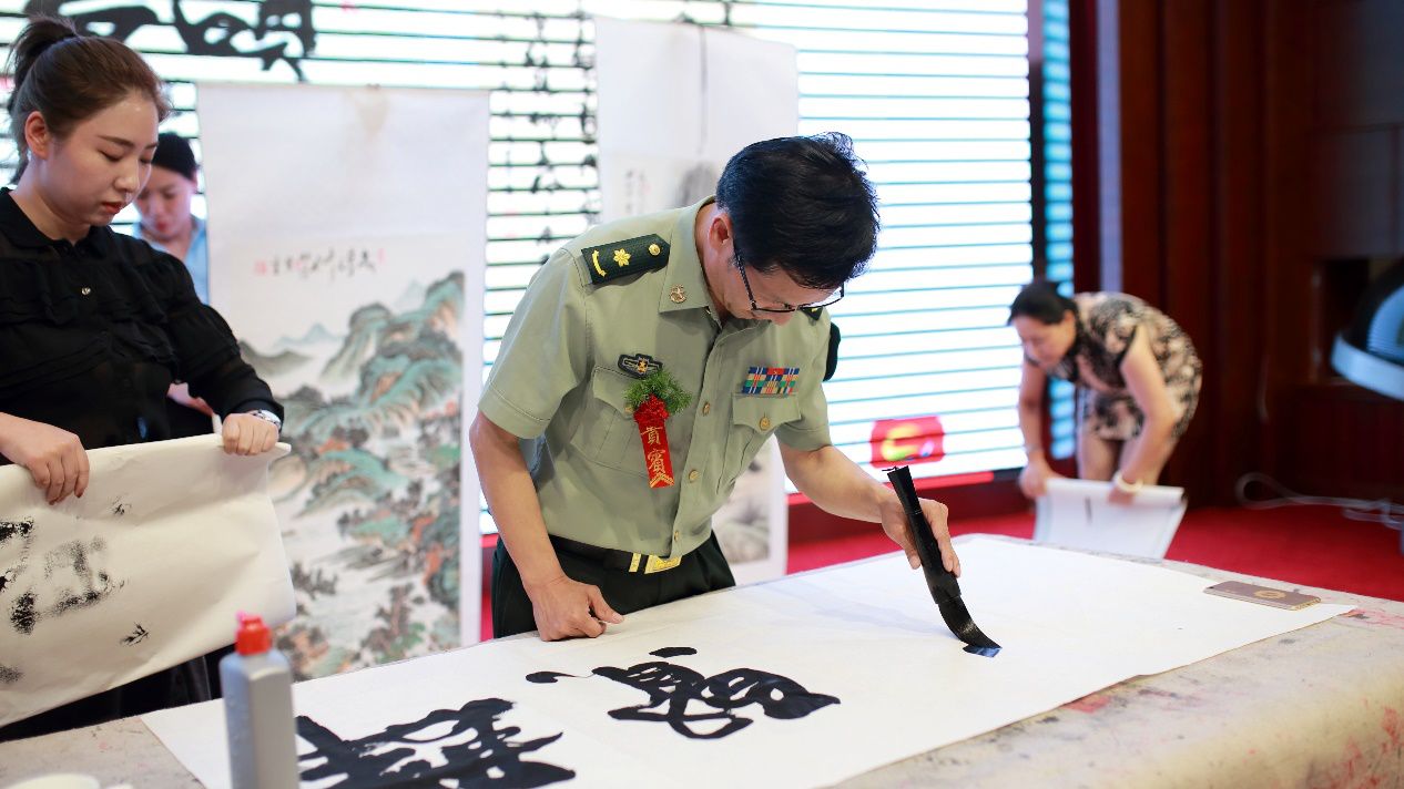 18軍旅書畫家武寶童老師現(xiàn)場(chǎng)左右手書法展示.png